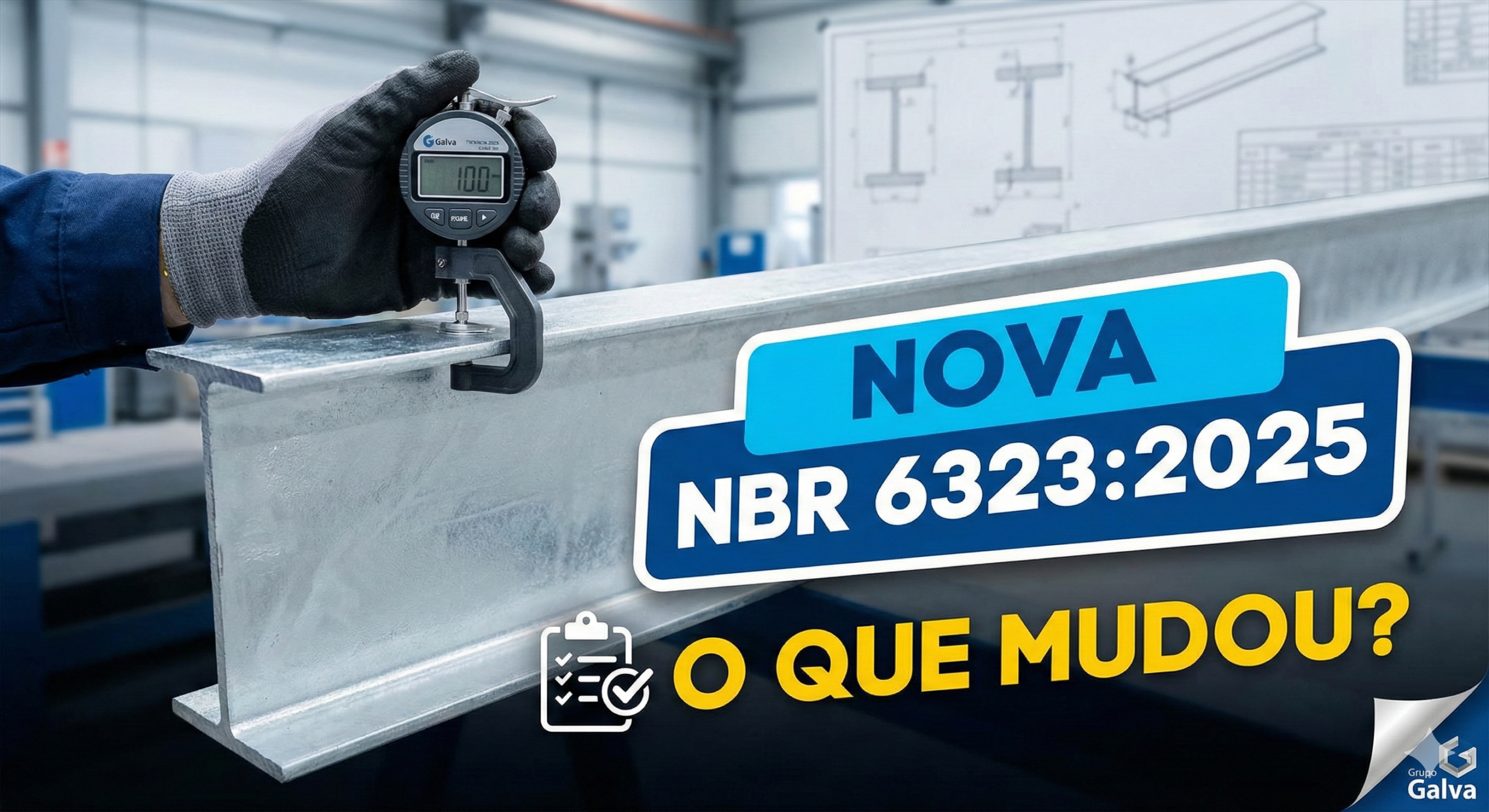 Close-up de inspeção técnica utilizando um medidor de espessura digital em uma viga de aço galvanizado. A imagem destaca a atualização normativa com o texto: "Nova NBR 6323:2025 - O que mudou?", acompanhado de um ícone de checklist. Fundo de ambiente industrial focado em controle de qualidade.
